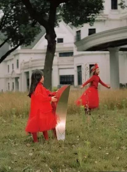 pantone流行色衣服,pantone2022流行色服装搭配