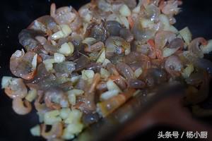 青椒炒小河虾配煎饼,青椒炒河虾不用油炸