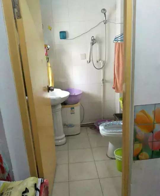 租在顶楼小阁楼,租的阁楼天花板隔音差