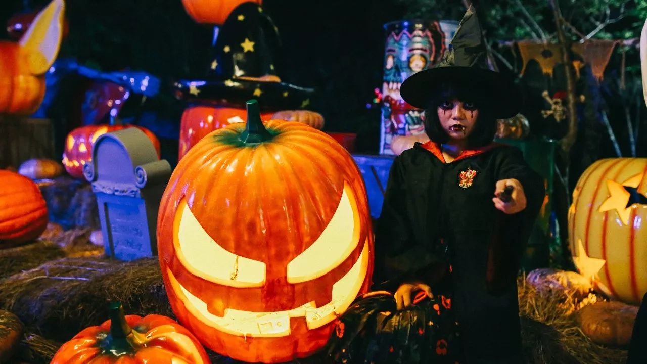 要说万圣节哪家强?这里可是连许巍都被吸引来一起“鬼”混了!