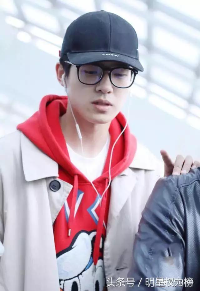 机场*服私**秀！李易峰王源白敬亭刘昊然谁才是引领潮流的时尚Icon？