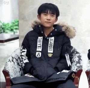 易烊千玺秀新球鞋好嘚瑟，然而小心机却被粉丝一眼看穿，太可爱了