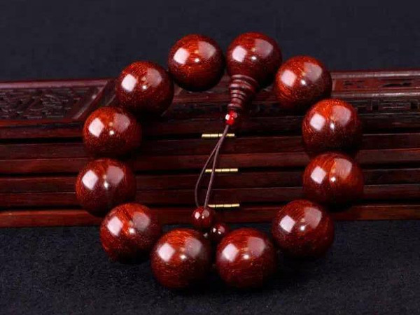 正确盘玩小叶紫檀手串方法,小叶紫檀手串盘玩掉色怎么回事