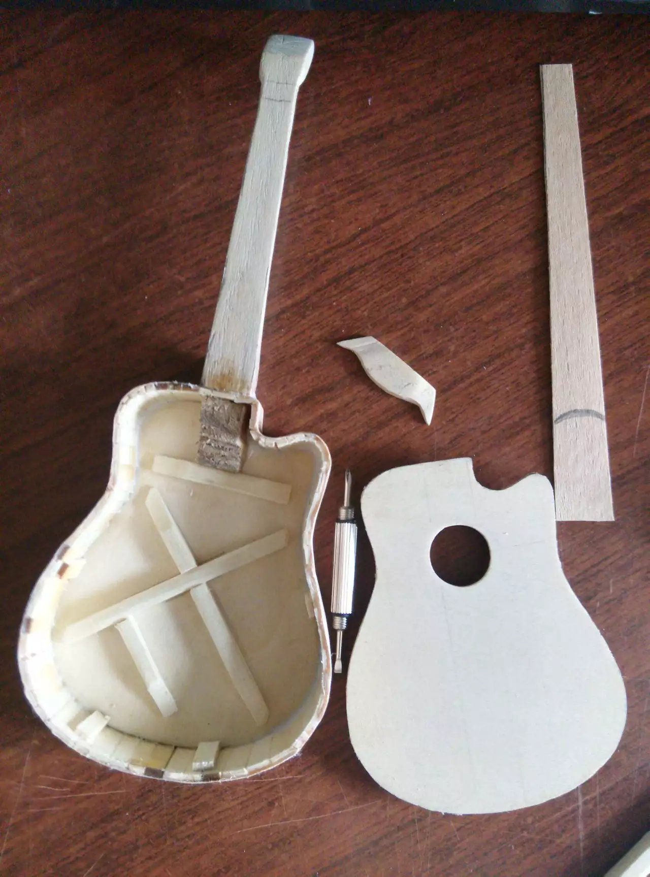 只用三步就可以学会的吉他教程,教你5分钟制作一把小刀