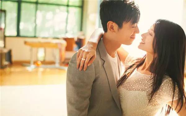 哪些明星的婚纱照比较好看,不需要奢华大牌只要干净利落