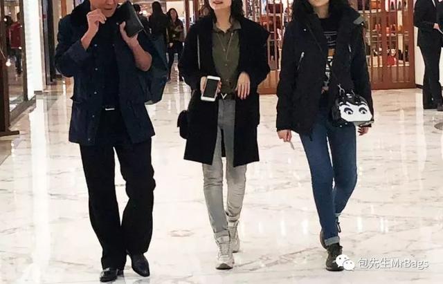 背lv包包的女孩视频,年轻女孩背lv是不是老气