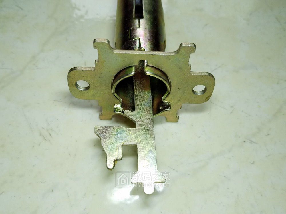 球形锁坏了怎么从木门上拆下来,室内门球形锁怎么拆