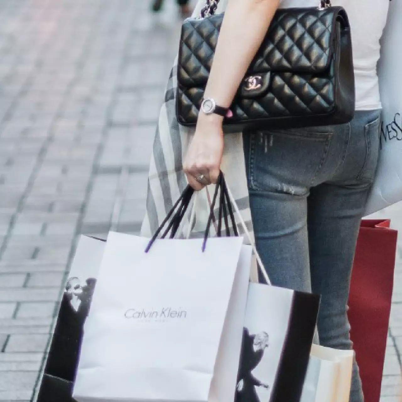 香奈儿cf钱包全球比价,月薪多少可以买香奈儿的包包