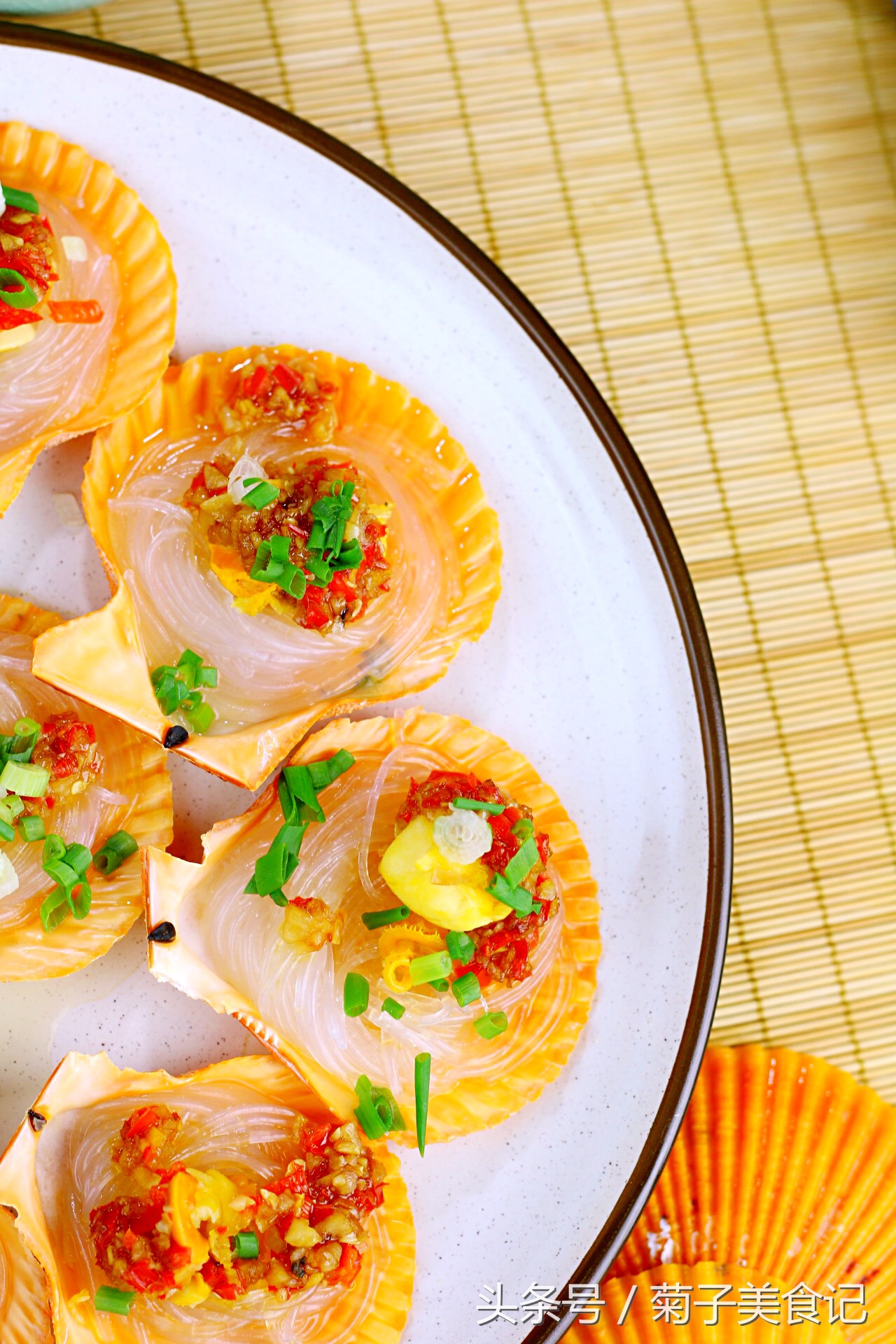 蒜蓉粉丝蒸扇贝超级好吃呢,扇贝肉粉丝蒜蓉家常做法视频教程