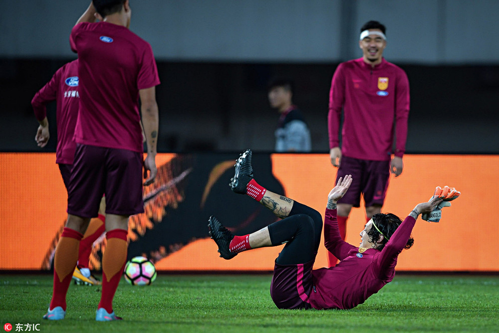 国足王大雷出场观众,王大雷手抛球吓坏里皮