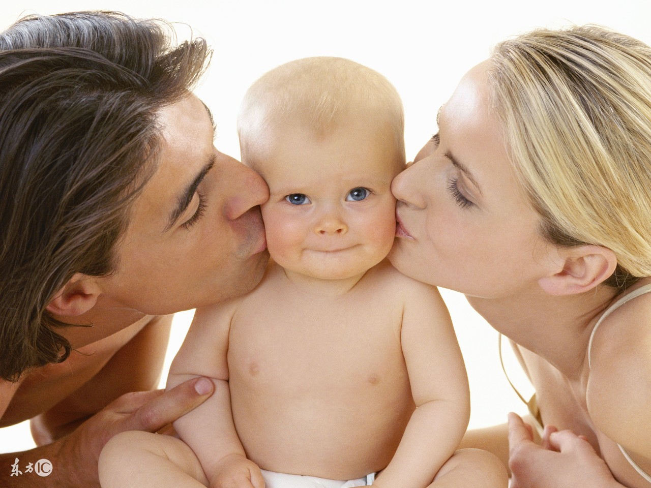 新手宝宝护理教学视频,做抚触的时候要穿尿片吗