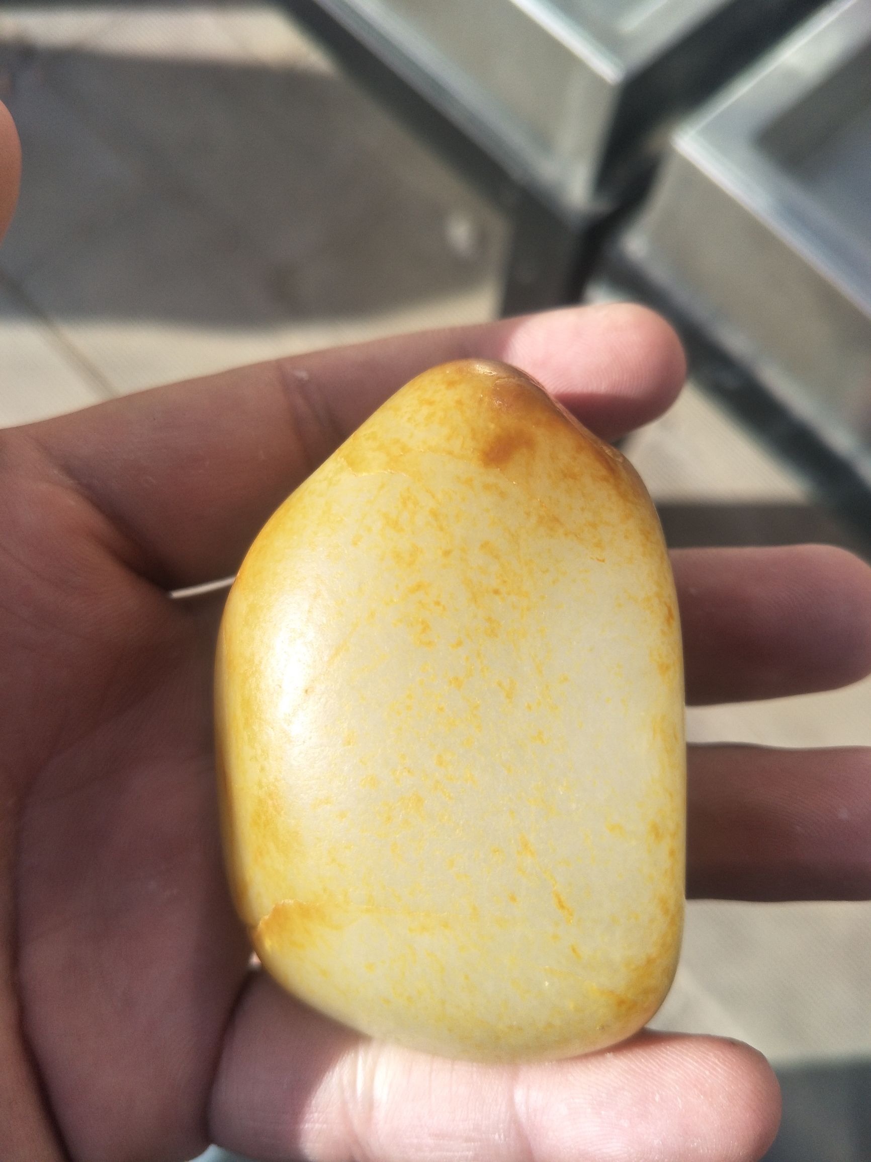 红皮白肉籽料400克原石值多少钱呀,几十公斤重的金黄色黄蜡石籽料