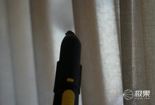 地板上粘东西了怎么弄掉,地板上粘了水泥怎么办