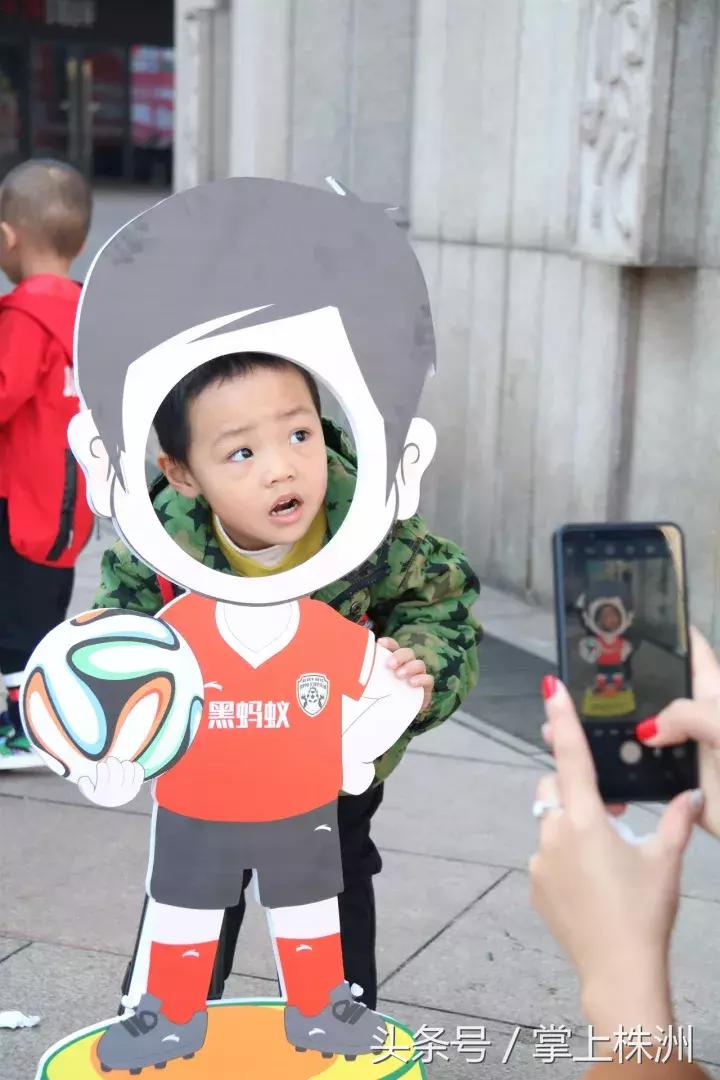 足球要从娃娃抓起不能随便放弃,足球要从娃娃抓起老报纸