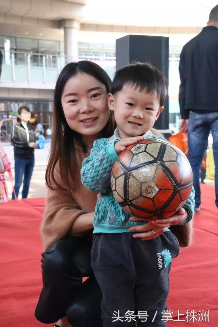 足球要从娃娃抓起不能随便放弃,足球要从娃娃抓起老报纸