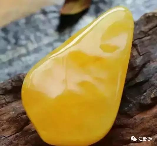 紫罗兰琥珀蜜蜡真假,琥珀蜜蜡紫光灯照真假