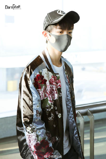 王俊凯王源易烊千玺同款卫衣开箱,王俊凯王源易烊千玺同款视频