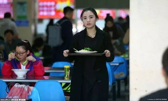 权健新家不简单带你走进男女比例失调足球氛围浓郁的“天天吃饭大学”