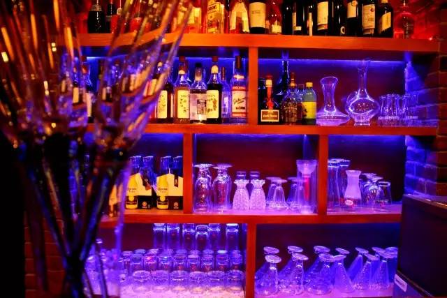 纸牌屋里的烤肋排来南京了！但要坐在公路上吃你敢不敢？！