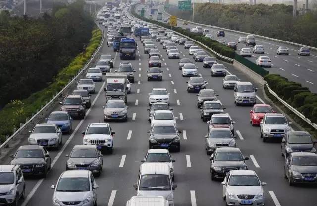 高速连环追尾是如何发生的,高速交警的救命忠告