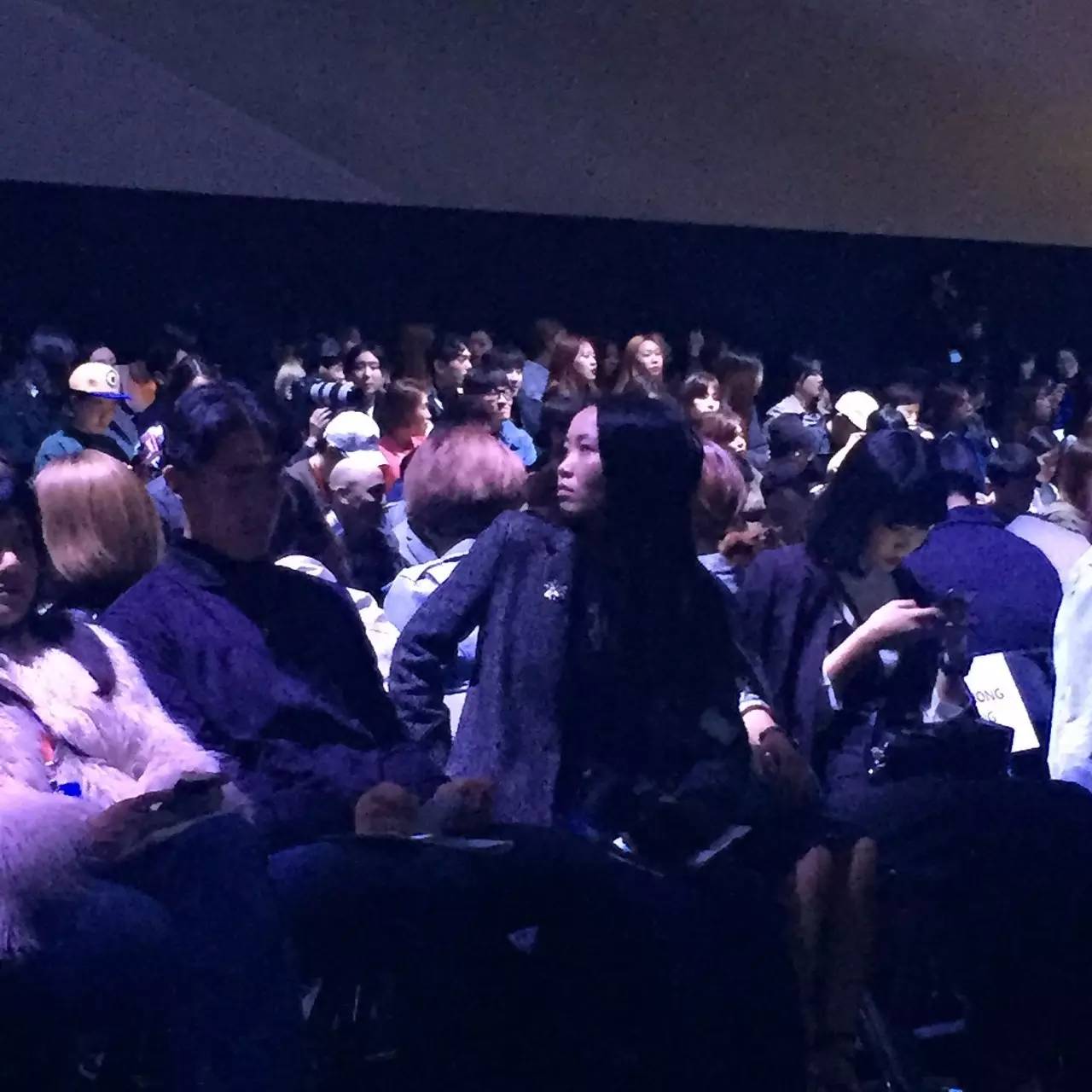 韩国街拍高清时装秀,韩国时装周街拍情侣