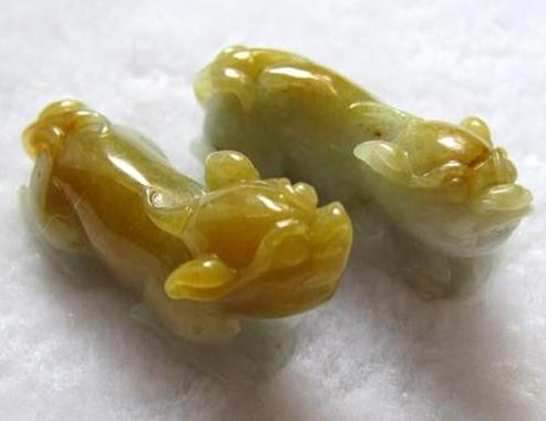 佩戴翡翠貔貅好还是和田玉貔貅好,佩戴朱砂貔貅需要给貔貅开眼吗