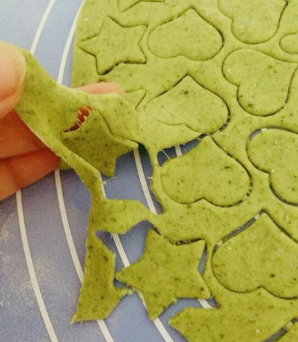 宝宝面条自己做蝴蝶面,一岁宝宝自制蝴蝶面做法