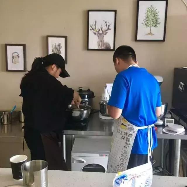 国企留不住一个爱做蛋糕的男人，于是就有了安小果