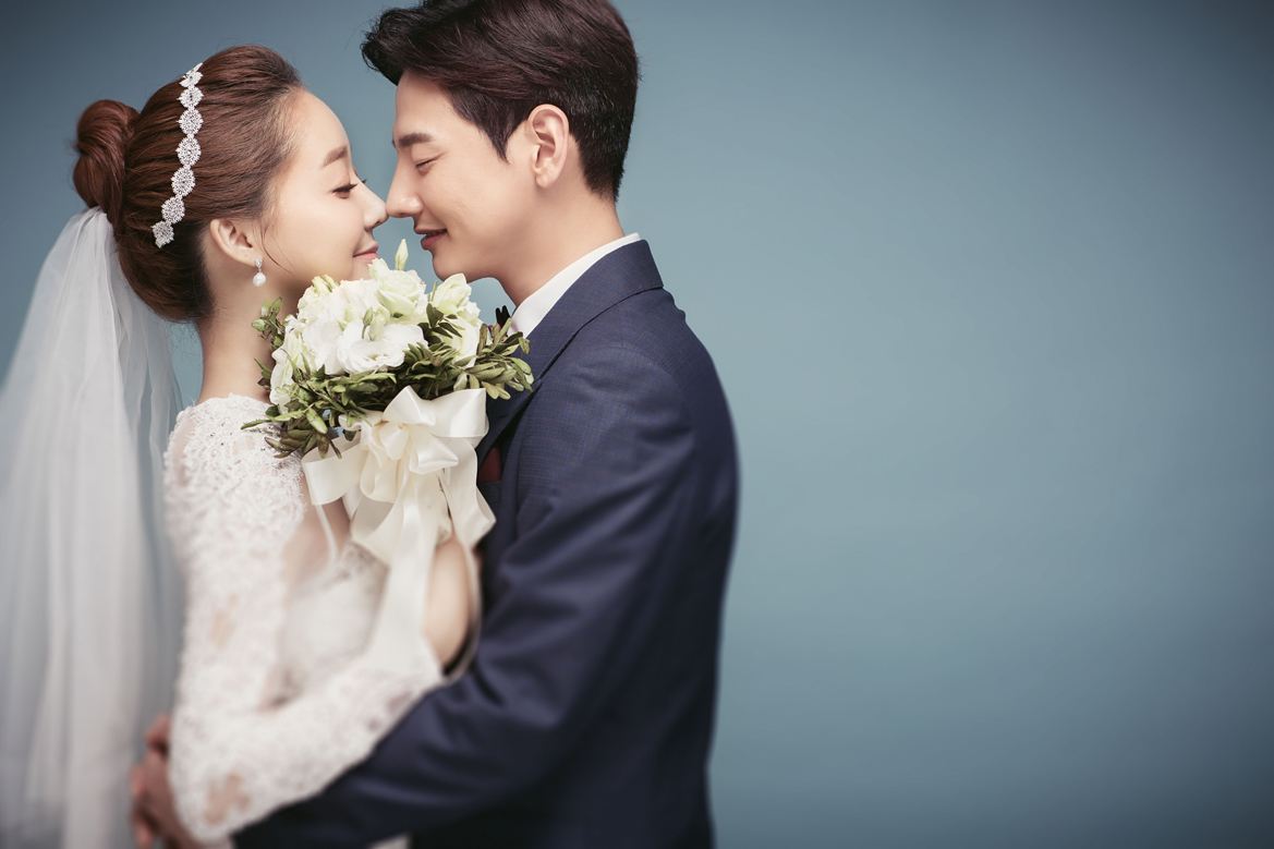 沙滩外景婚纱照姿势和表情技巧,女生婚纱照拍照姿势好看图片