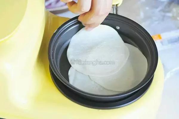 包饺子剩的饺子皮怎么吃,剩饺子皮30种新吃法煎包