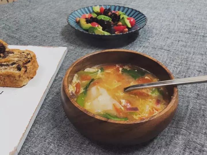 在冬天感受阳光的温暖,寒冷的早晨一碗汤的温暖