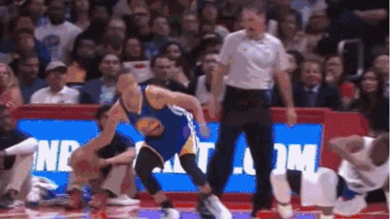 库里的进攻招式之一:把后撤步变成“小碎步”用来欺骗防守人!