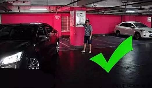 晚上倒车灯太暗,倒车时屁股后面什么都看不见