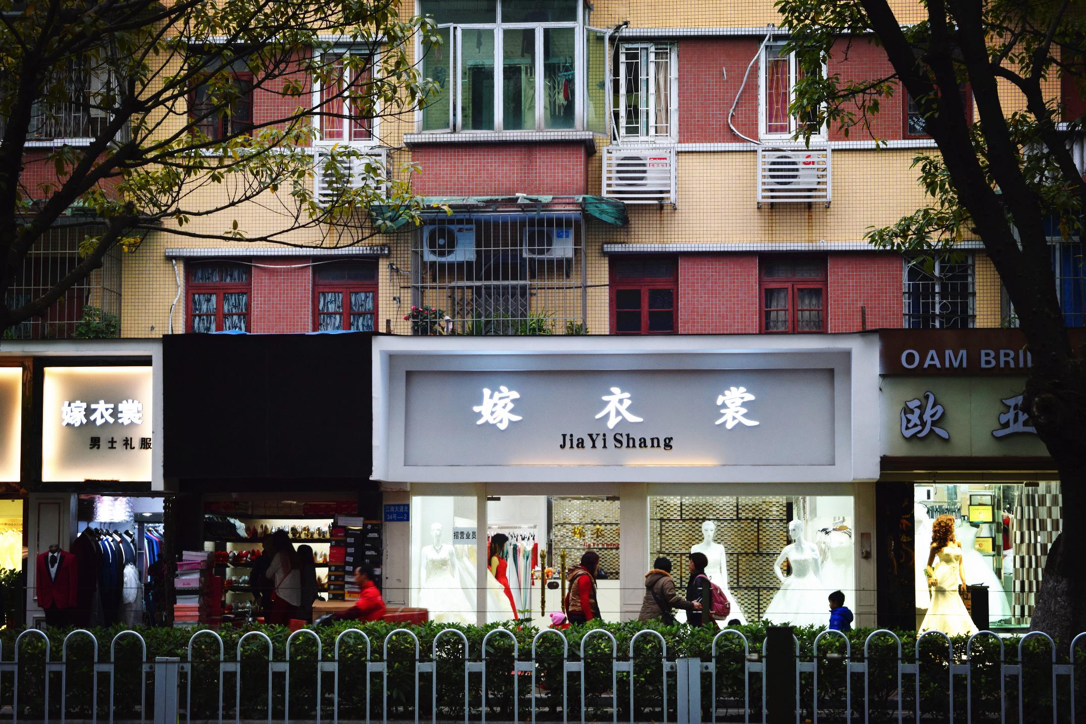 海珠|遭遇电商冲击,婚纱街使出这些招数抓住客户