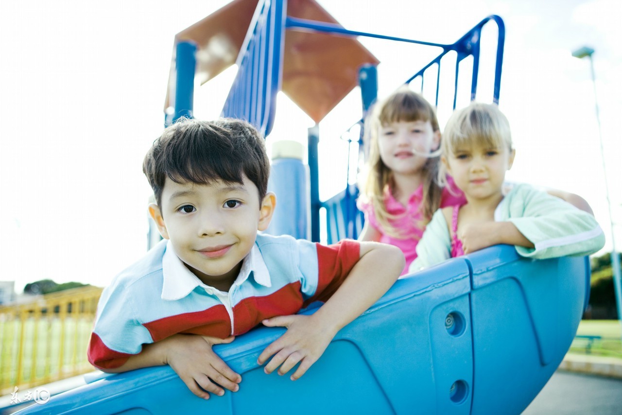 小朋友如何正确玩滑梯的视频,孩子玩滑滑梯最正确的姿势