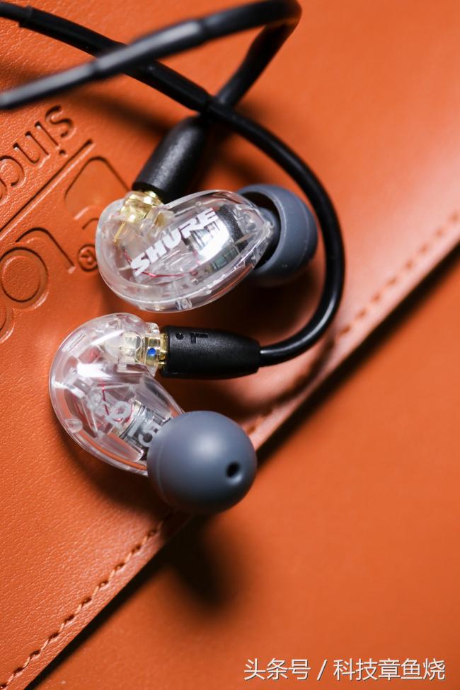 舒尔se215耳机有线版和专业版区别,舒尔se215作为监听耳机值得入手吗