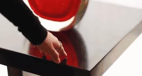 我们闯入了刘诗诗的房间“看看你出门前都在做什么?”