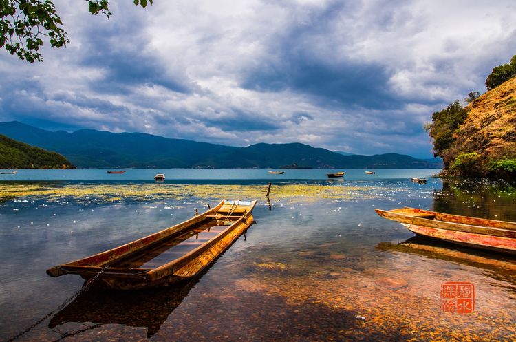 泸沽湖洗涤心灵的纯净之地,泸沽湖迷人的倒影