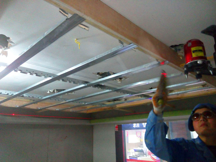 吊顶出问题返工谁负责,吊顶工做的不好怎样修复