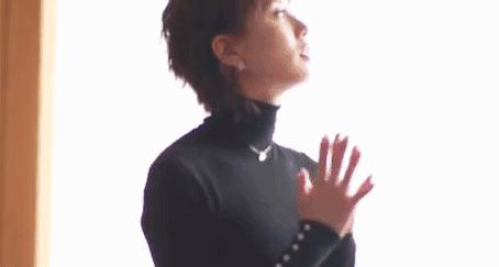 我们闯入了刘诗诗的房间“看看你出门前都在做什么?”