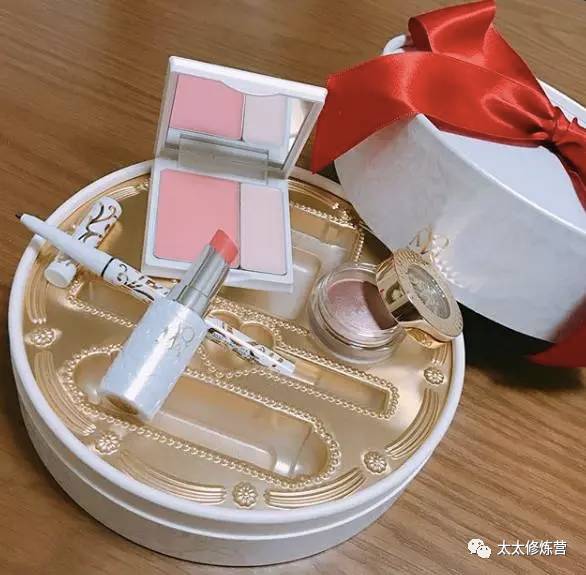 盘点大牌彩妆圣诞限量版,品牌彩妆平价送人圣诞节礼盒推荐