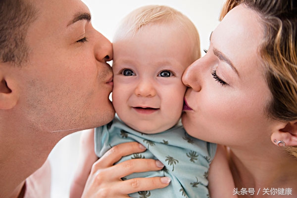 亲吻婴儿想示爱,但嘴里的病毒却给宝宝带来意外伤害