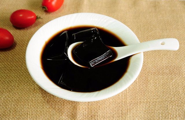 边走边吃串串,边走边吃菠萝