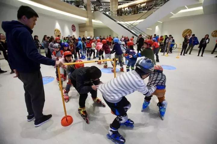 当“天空之城”遇上“动感轮滑”｜轮滑冠军林恩宁上演炫酷表演