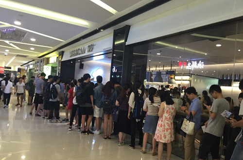 遍地开花店铺,网红奶茶店排队爆满
