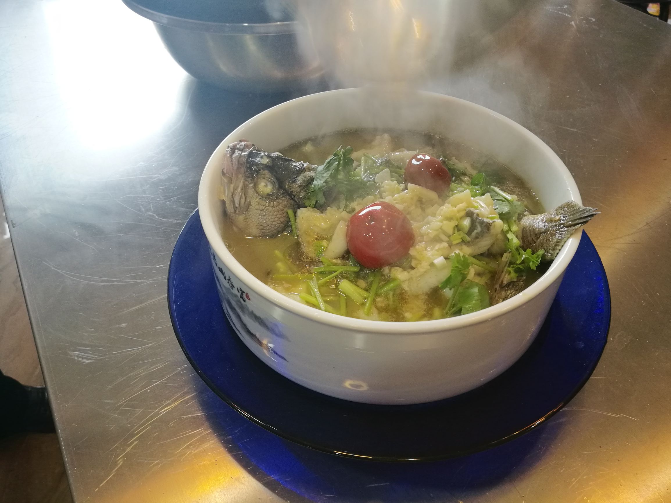 正宗酸菜鲈鱼的做法步骤视频,鲈鱼酸菜水煮鱼片的家常做法