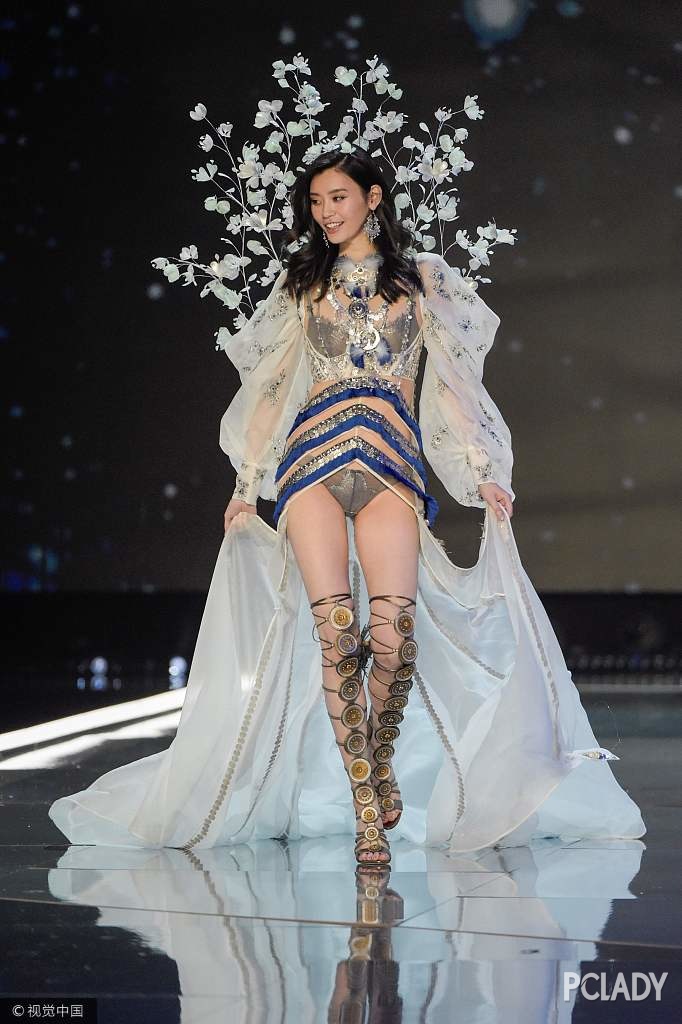 今年维密在哪里,维密奚梦瑶摔倒那一期音乐是什么