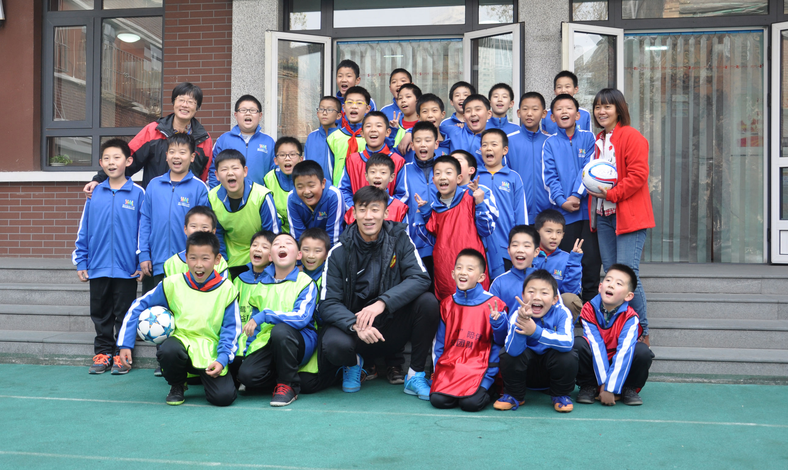 权健队长助力校园足球假期不停歇“一鹭陪伴”走进津门校园