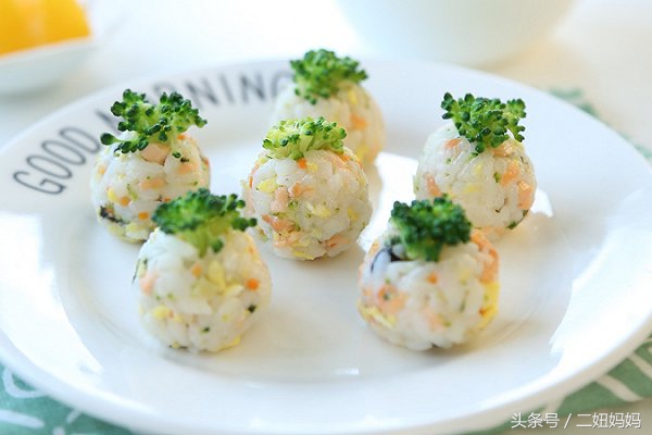 宝宝吃东西嚼嚼就吐掉,宝宝吃东西总是嚼不烂就会吐