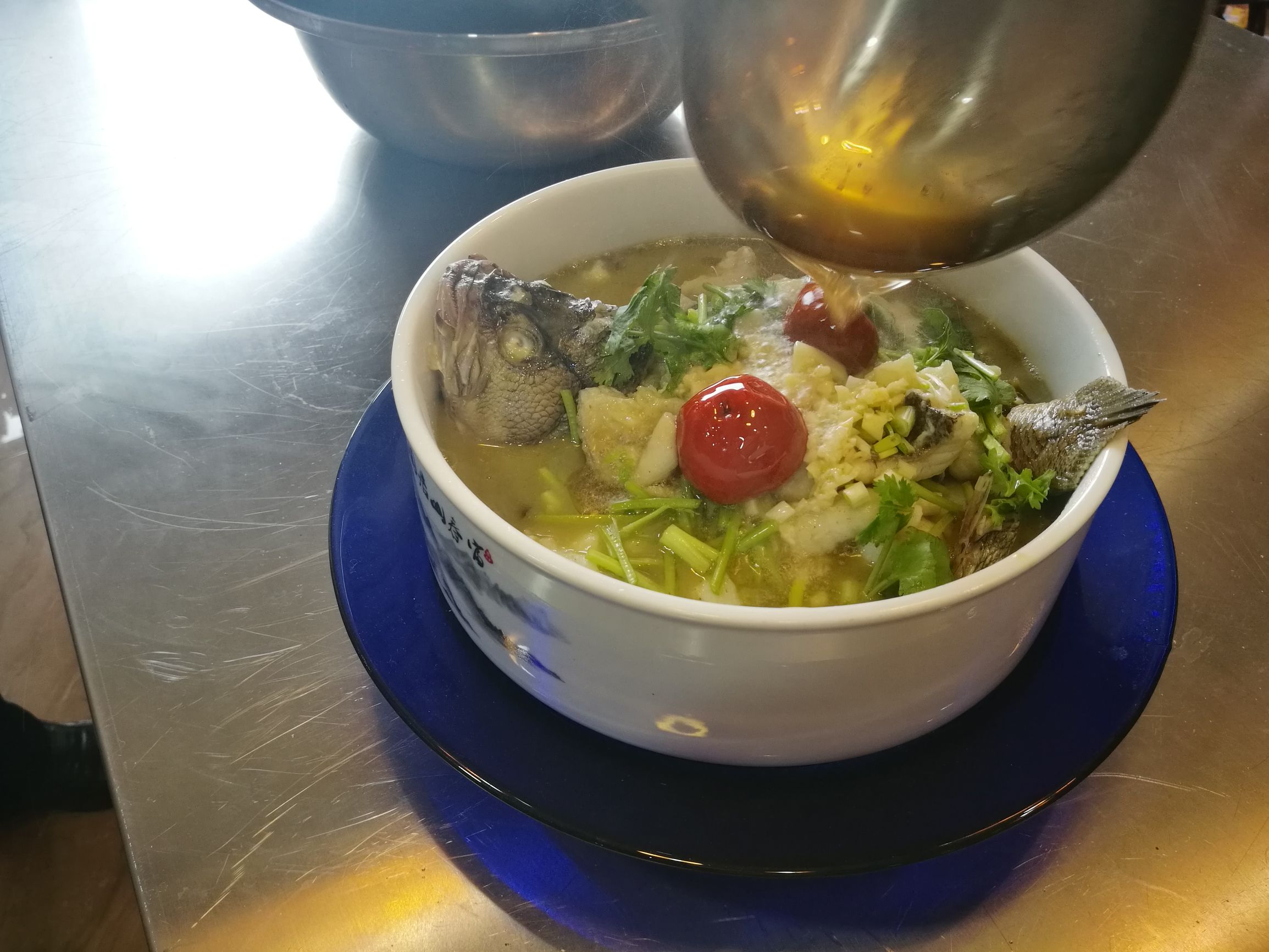 正宗酸菜鲈鱼的做法步骤视频,鲈鱼酸菜水煮鱼片的家常做法